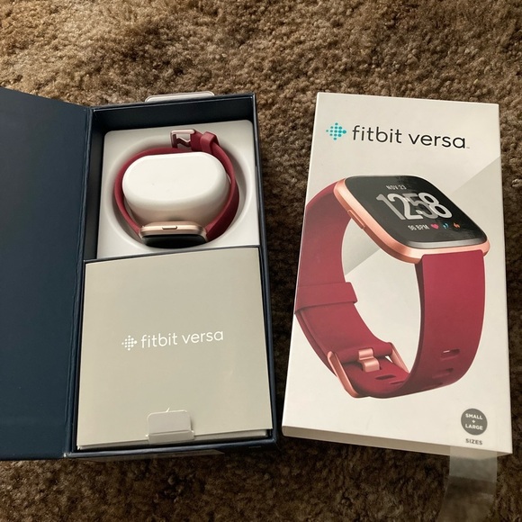 Rose Gold Fitbit Versa with Accessories all in excellent condition - Picture 2 of 12